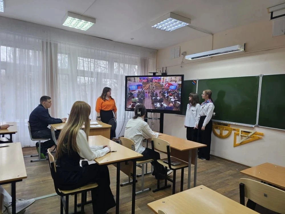 🌟 Наша школа стала площадкой для «Диктанта Победы»!  Сегодня старшеклассники с серьёзным настроем вз