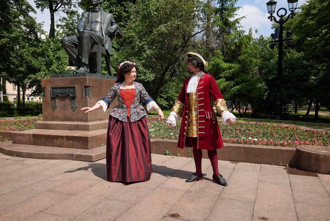 👗Уличные витрины с театральными костюмами разных эпох откроются на фестивале «Времена и эпохи». На 