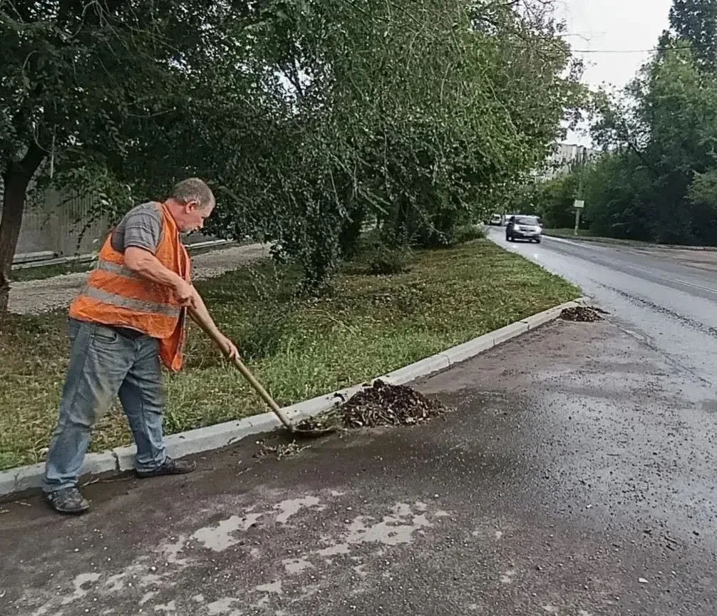 Работы по благоустройству продолжаются силами МБУ "Дорстрой". Сегодня будет задействовано 32 единицы
