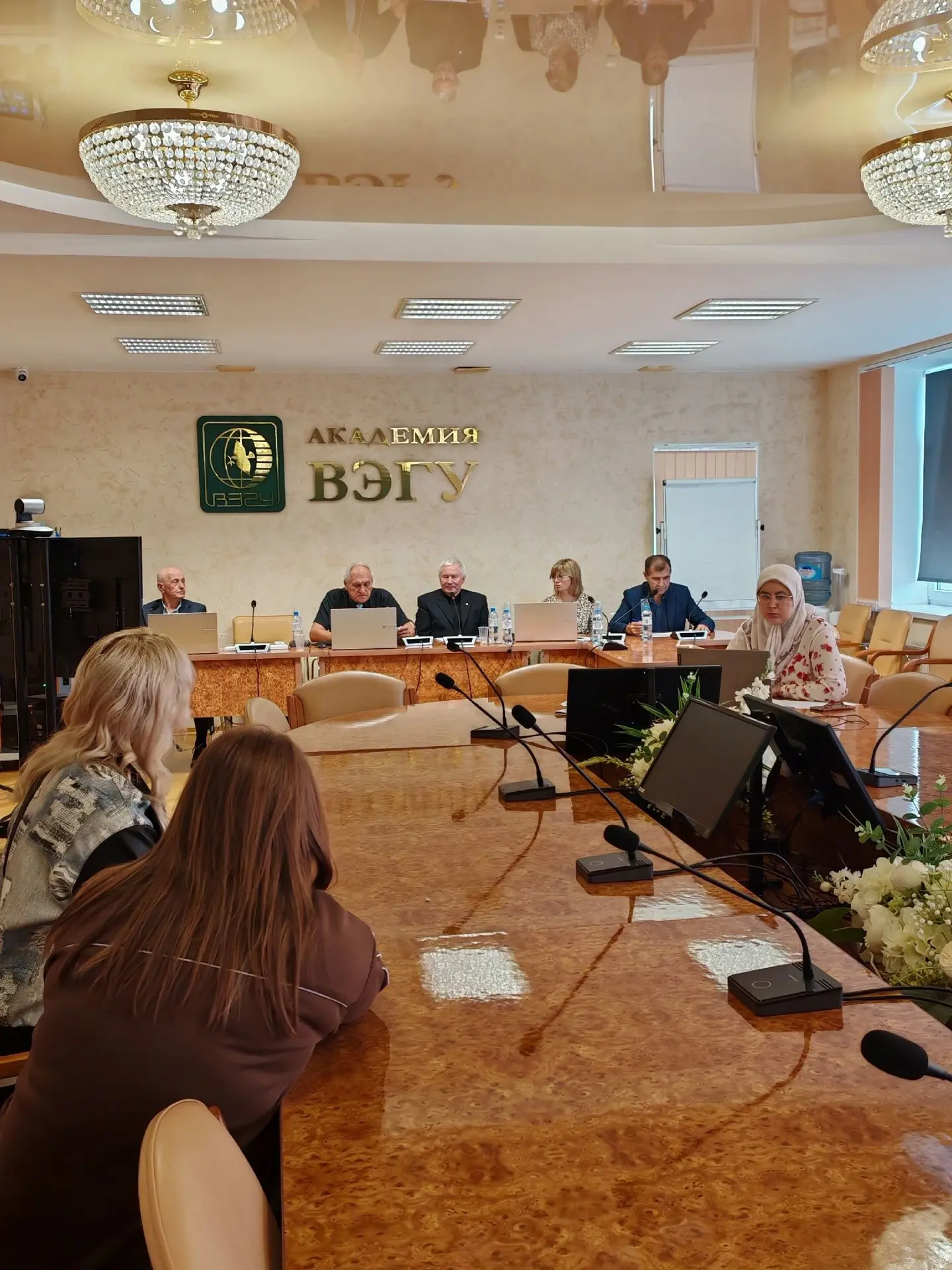 В зале Учёного совета Академии ВЭГУ - тишина и сосредоточенность: обучающиеся сдают гос...