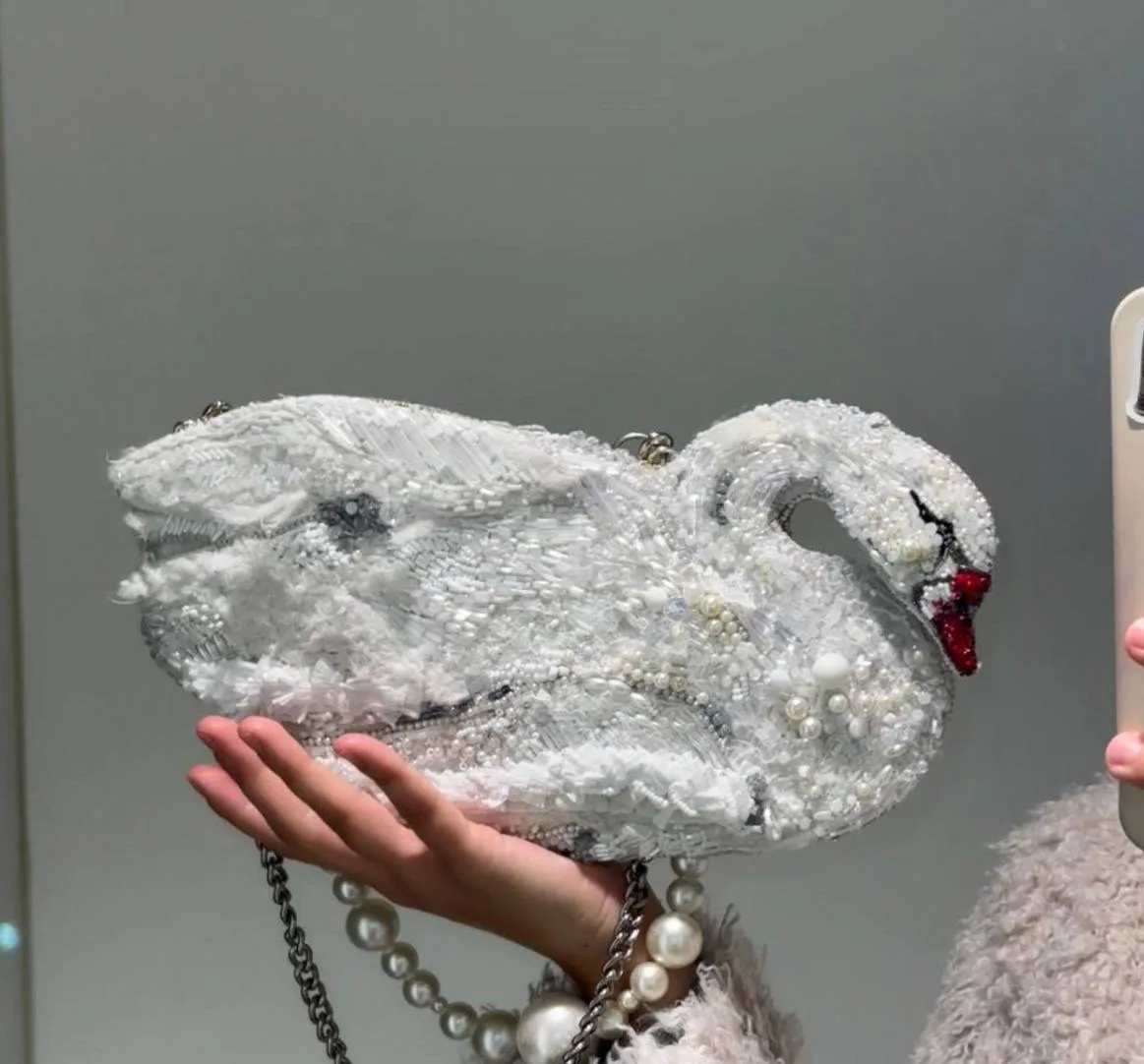 🦢 Отечественный бренд «Kisa Embroidery» создал невероятно красивую сумку в виде лебедя.