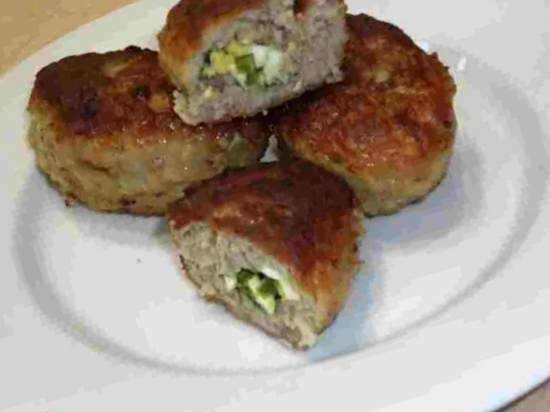 МЯСНЫЕ ЗРАЗЫ С СЫРОМ, ЯЙЦОМ И ЗЕЛЁНЫМ ЛУКОМ

Ингредиенты:
 Фарш (свинина + говядина + репчатый лук +