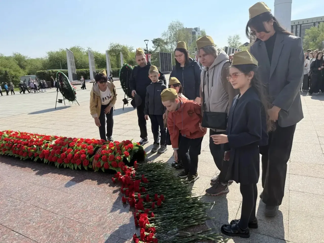 🕯 «Мы ещё маленькие, но мы помним»: первоклассники у Вечного огня  В преддверии Дня Победы ученики 1
