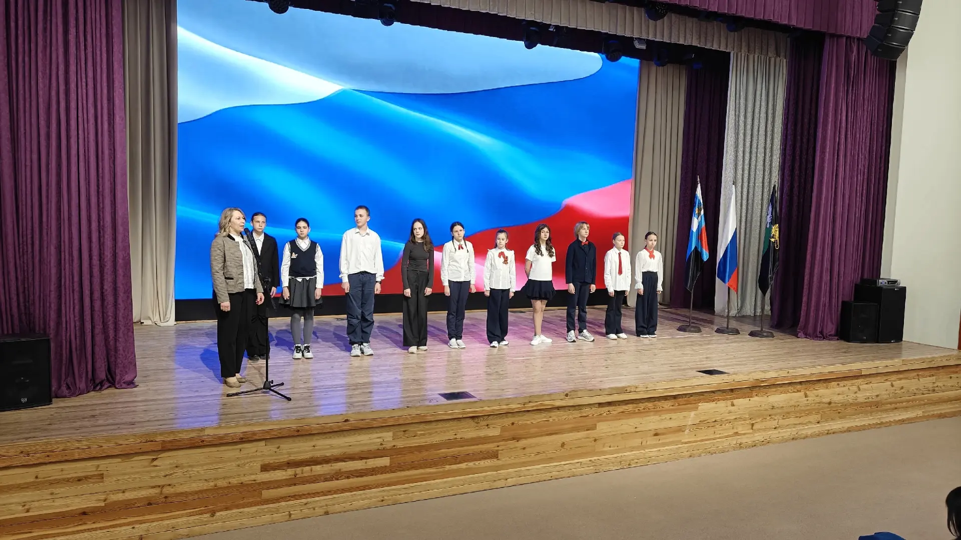 🇷🇺 По традиции новую учебную неделю начинаем с исполнения гимна РФ и торжественного караула возле фл