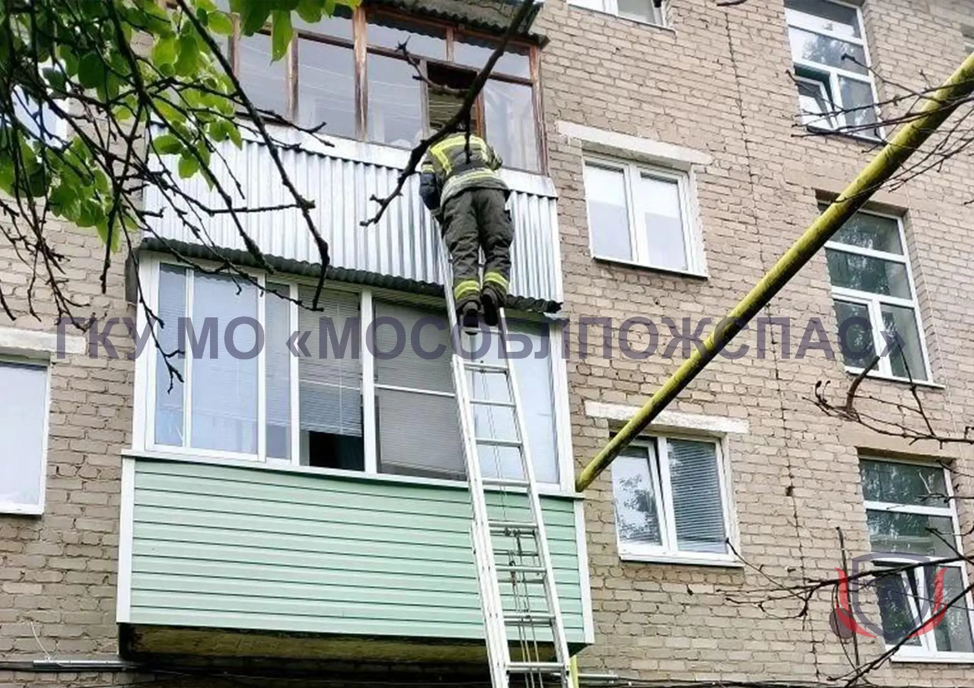 🙏 Вчера в городе Рошале Шатурского округа работники 320‑й пожарно‑спасательной части #...