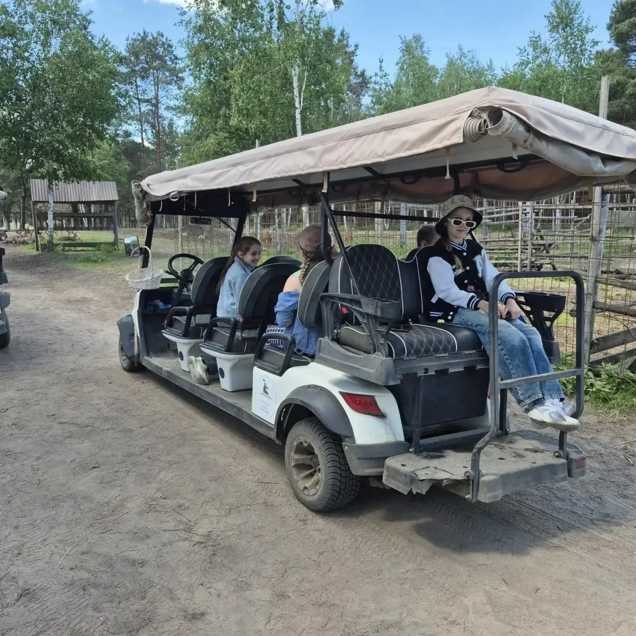 🦌Путешествие 3В класса в сафари‑парк «Кречет»☀️  😊25 мая обучающиеся  3В класса отправились в увлека