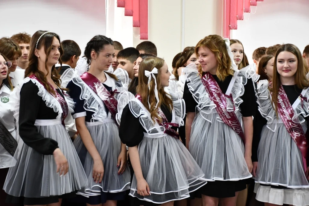 🔔 Волнующий момент взросления: в школах Каменского района отметили последний звонок  ✅ Сегодня, 26 м