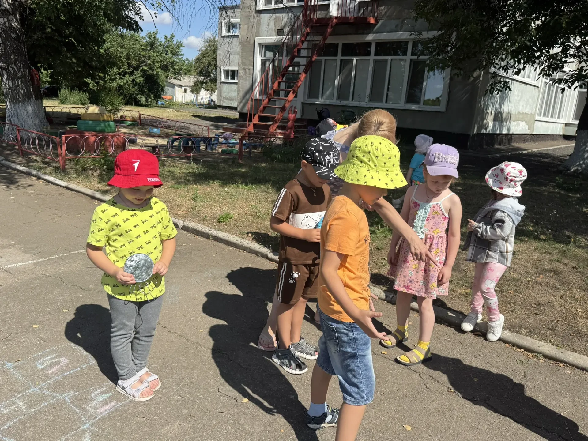 Лучик солнца золотой 
Прыгнул в гости к нам с тобой! 
Он танцует и резвится, 
Будем вместе веселитьс