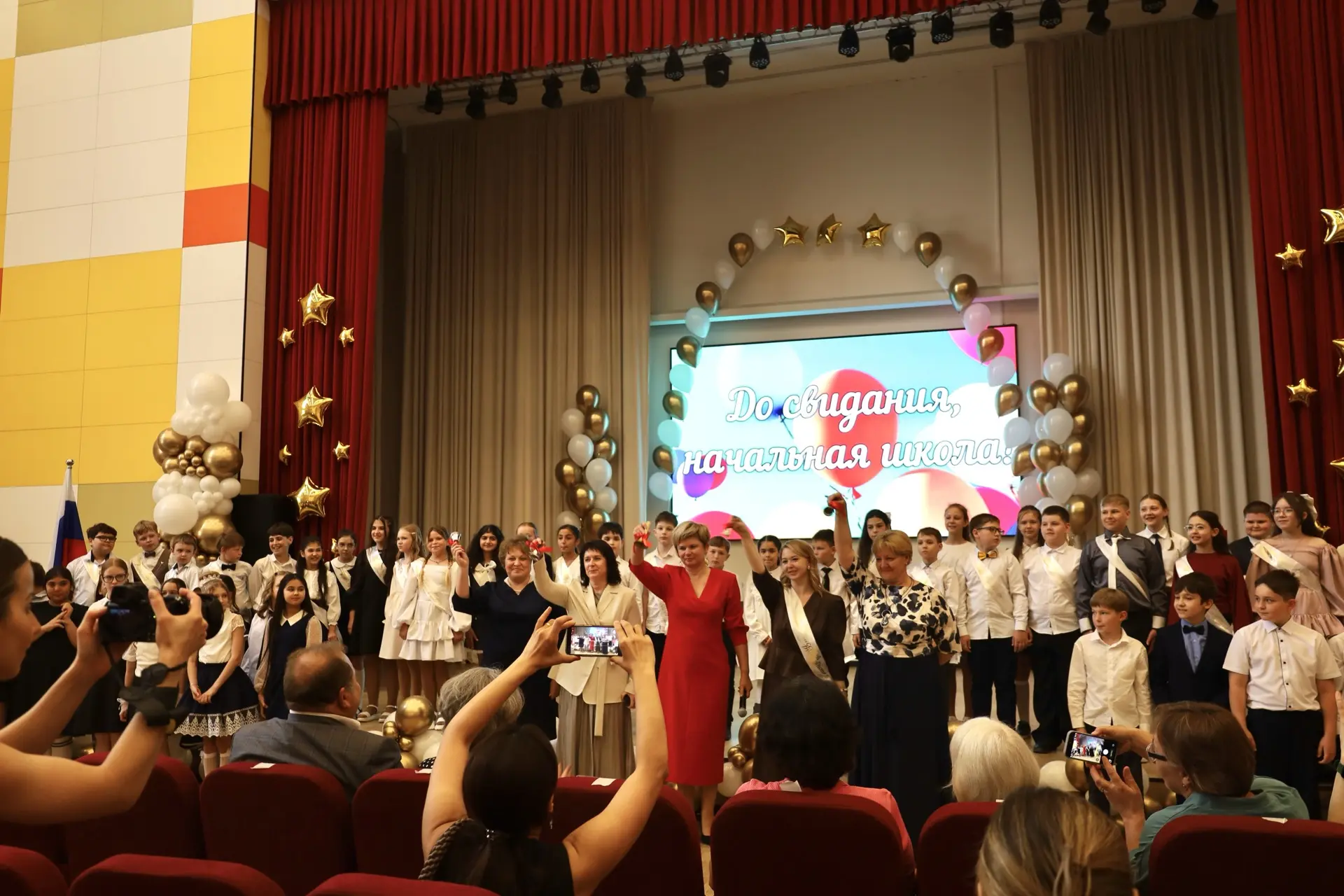 Торжественная линейка для 4в, 4г, 4д, 4е и 4ж классов состоялась! 🎓  Наши выпускники начальной школы