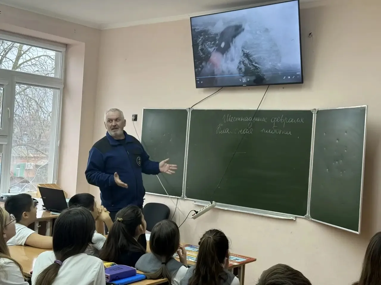Сегодня Инспекторы МЧС рассказали школьникам о правилах безопасного поведения на льду .🔊 ❗Большинств