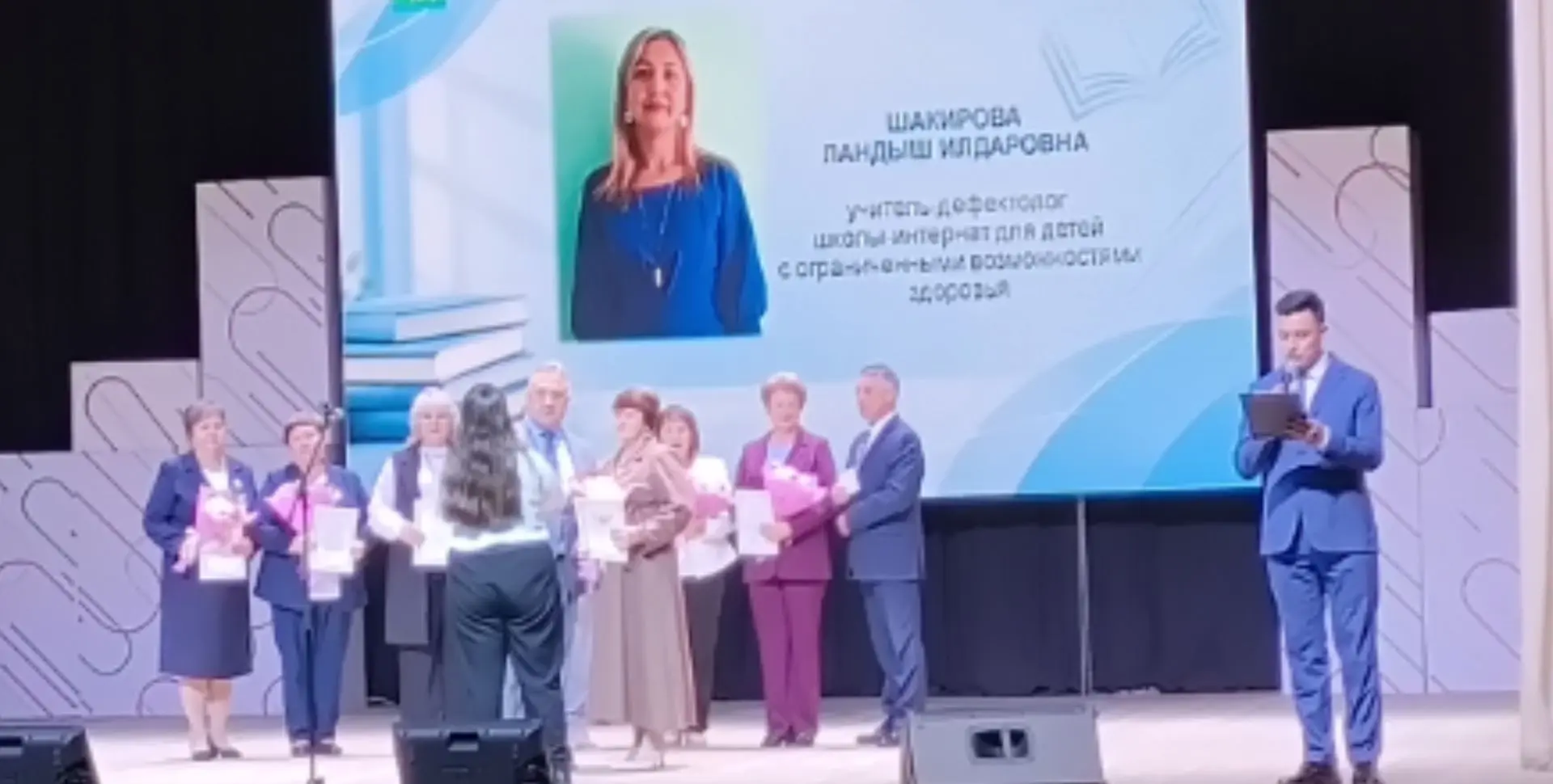 Сегодня в городе Агрыз проходит празднование Дня учителя! Этот день особенно важен для ...