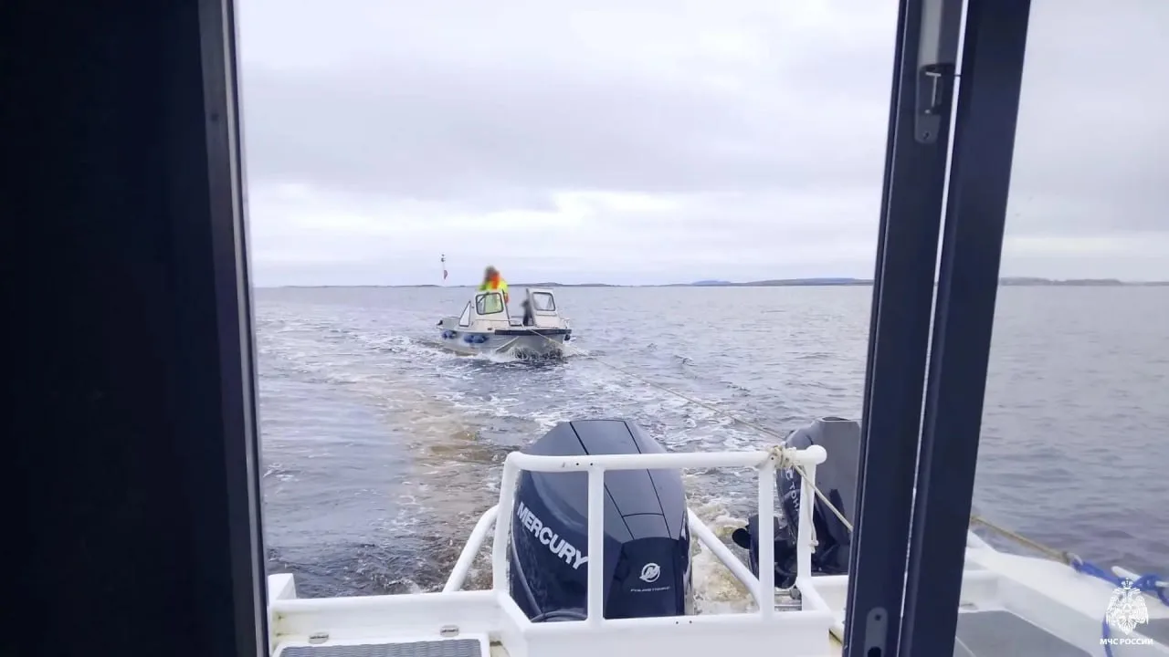 🚤В Карелии катер застрял в море