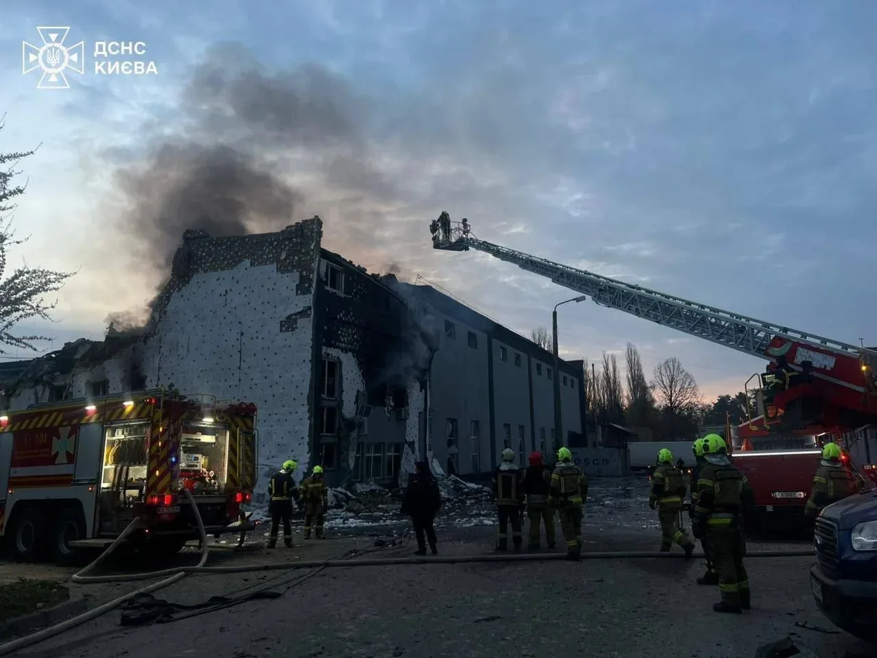🔥В украинских соцсетях публикуют фото последствий прилетов в Киеве по объектам инфраструктуры.  👉ПОД