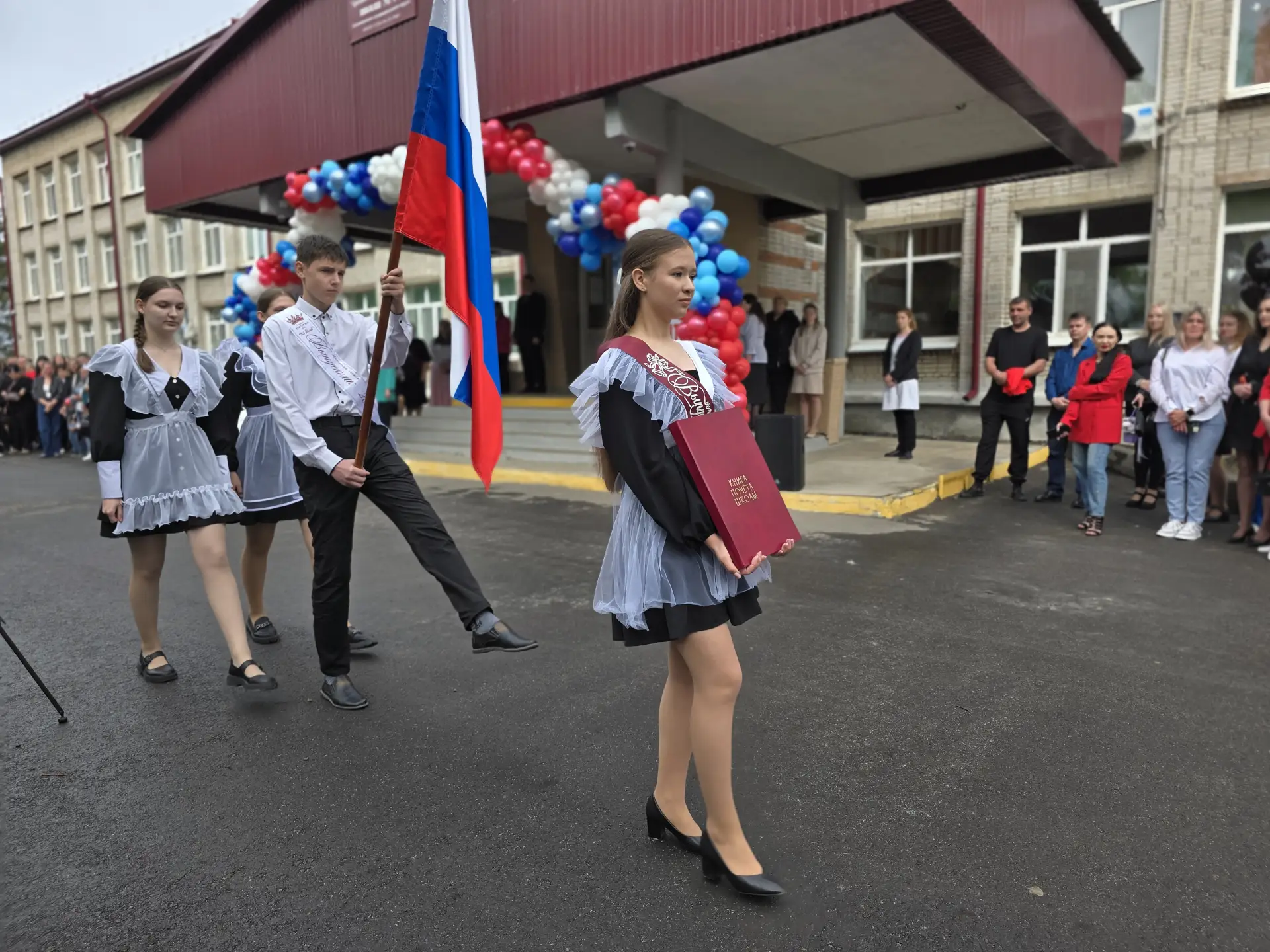 Прозвенел последний звонок  🔔 Во всех школах нашего округа сегодня царила особая атмосфера: 638 выпу