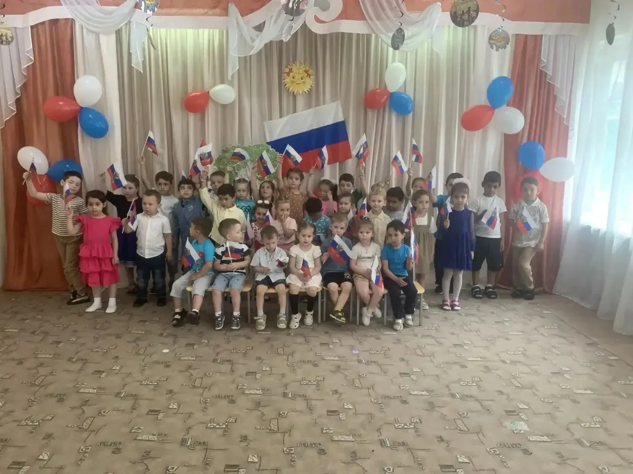🇷🇺 С Днем России! Праздник любви к нашей Родине в ДО 21! 🇷🇺

Сегодня в нашем детском саду прошло