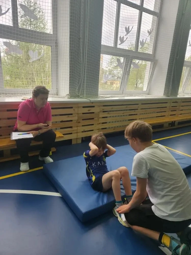 Сегодня в нашем спортзале было по-настоящему жарко: школа принимала нормативы ГТО! 👟  На передовой с