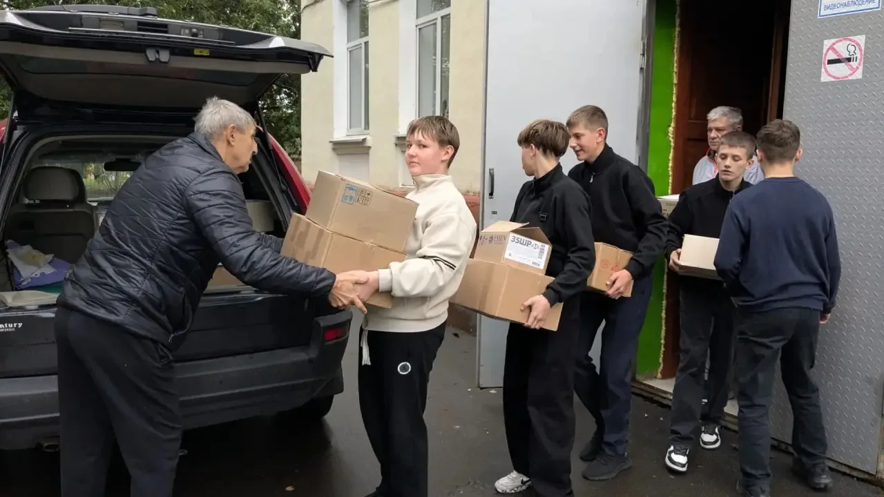 💌 Мы передаём нашим солдатам не только гуманитарную помощь, но и тёплые слова.