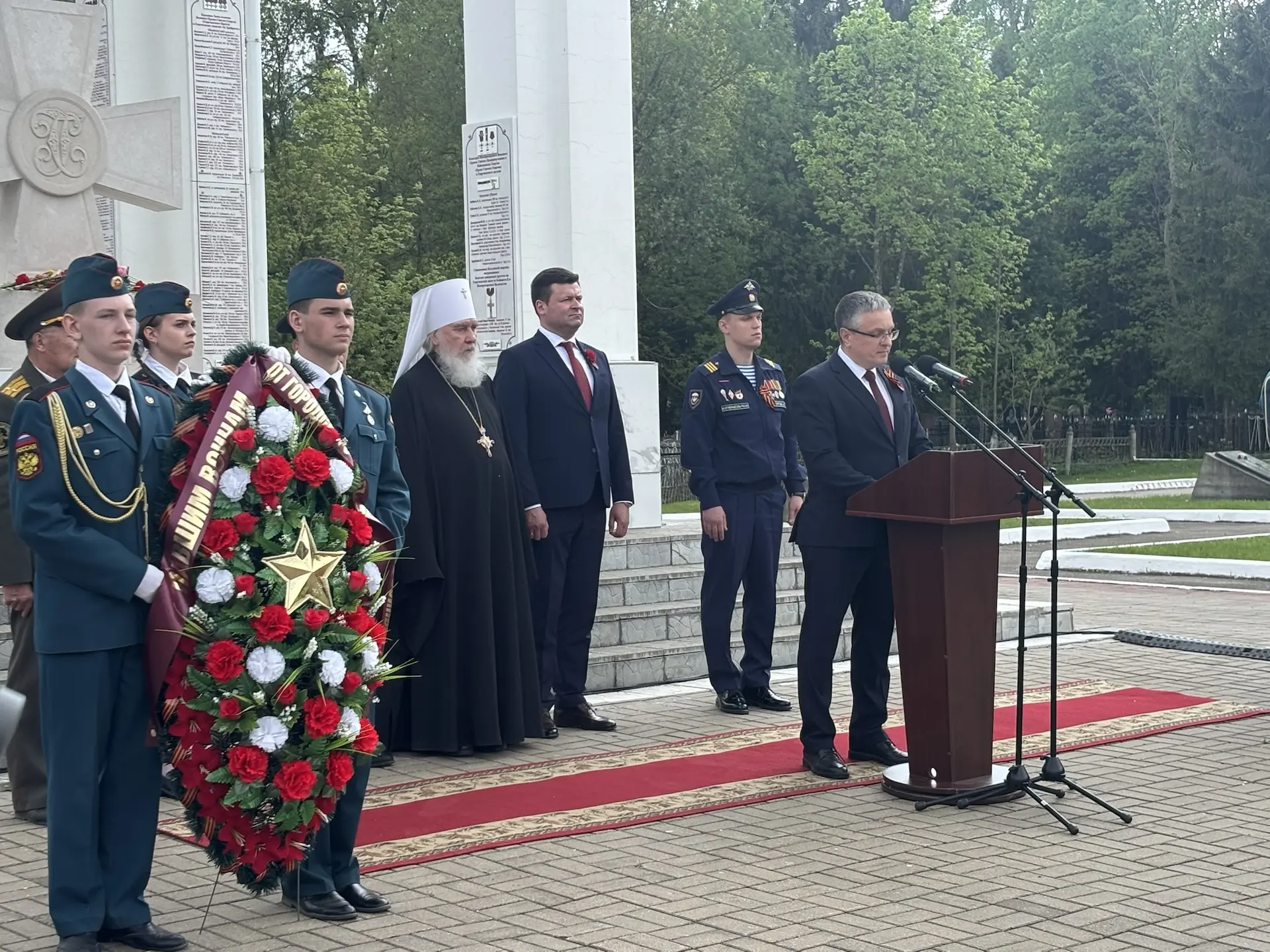 8 мая калужане возложили цветы к мемориалам, а на Воинском кладбище прошёл митинг памят...