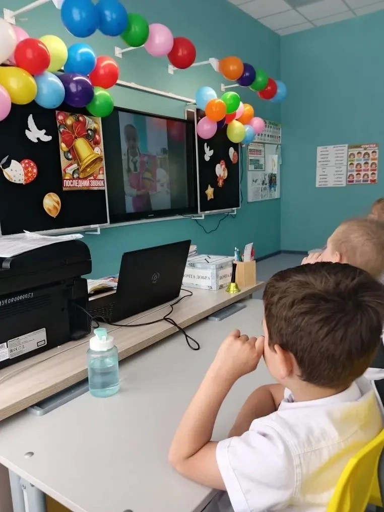 Трепетный классный час у первоклашек 🔔🌸  Казалось, совсем недавно ребята с волнением и радостью впер