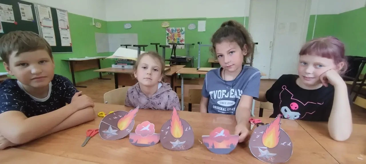 🕊️ Сегодня, 22 июня, в День памяти и скорби, в нашей школе прошли памятные мероприятия.

В начале с