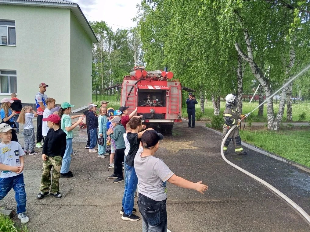 Дежурный караул ПЧ20/5 п. Горноуральский посетил оздоровительную площадку МАОУ СОШ №4 с. Лая. Ребята