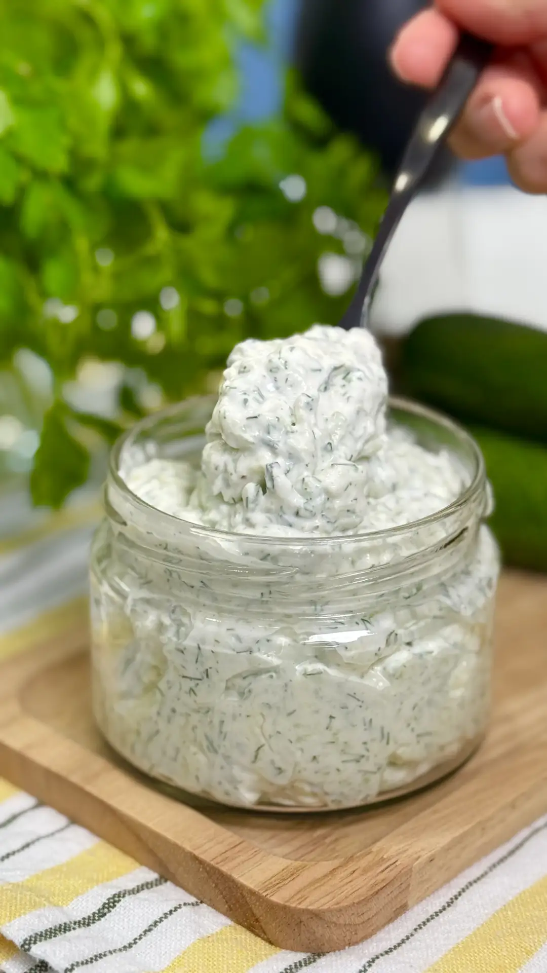 Соус из огурцов 🥒 
Подойдет вместо заправки для салатов, к рыбе и мясу. И даже просто со вкусным хл