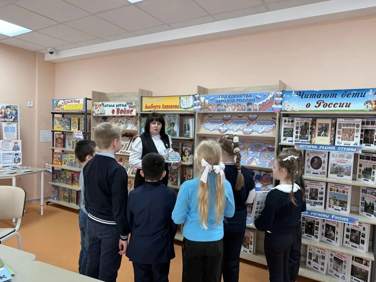 Ваш персональный гид по России — уже в библиотеке! 🇷🇺📚🧭 Друзья! В рамках Недели детской книги мы отк