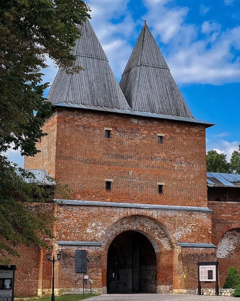 🏰 Зарайский кремль — самый маленький в России

Каменный кремль в Зарайске построили в 1528–1531 год