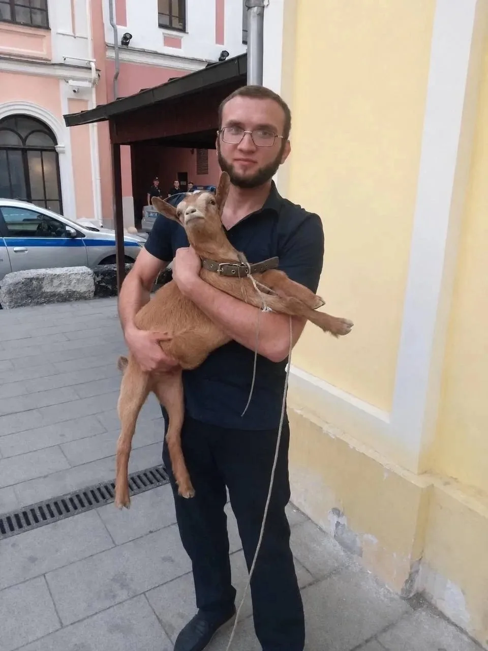 Мужчину арестовали на пять суток за прогулку с козой по Красной площади!
 
18 июля он пришёл с живот