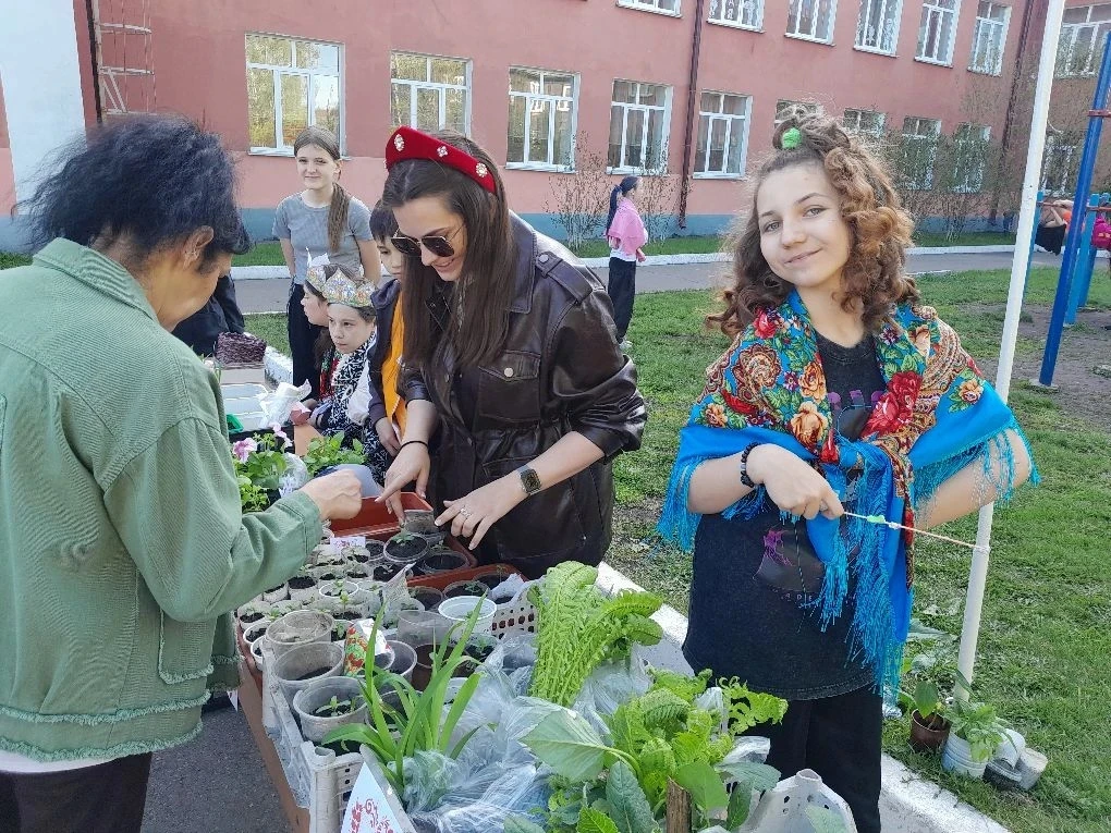 🌱 Единство традиций и добра: в нашей школе прошла ярмарка рассады