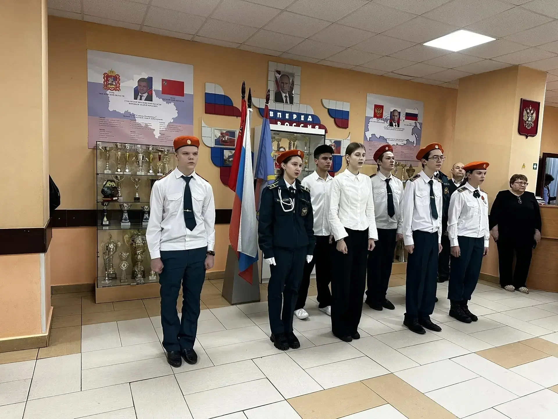 ✨ С  началом новой учебной недели!  Сегодня в лицее прошла традиционная линейка по выносу Государств