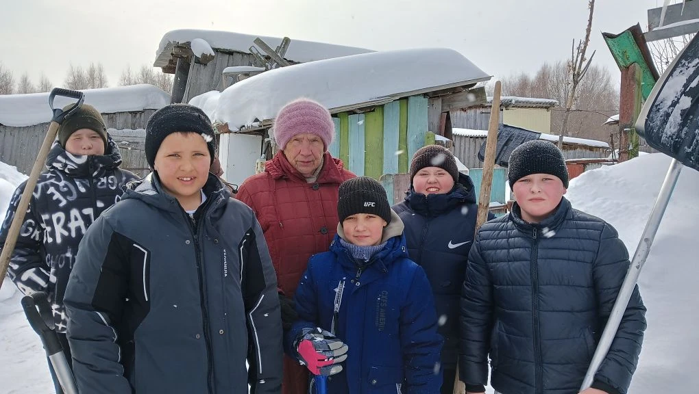 Волонтёрская помощь пенсионерам в чистке снега