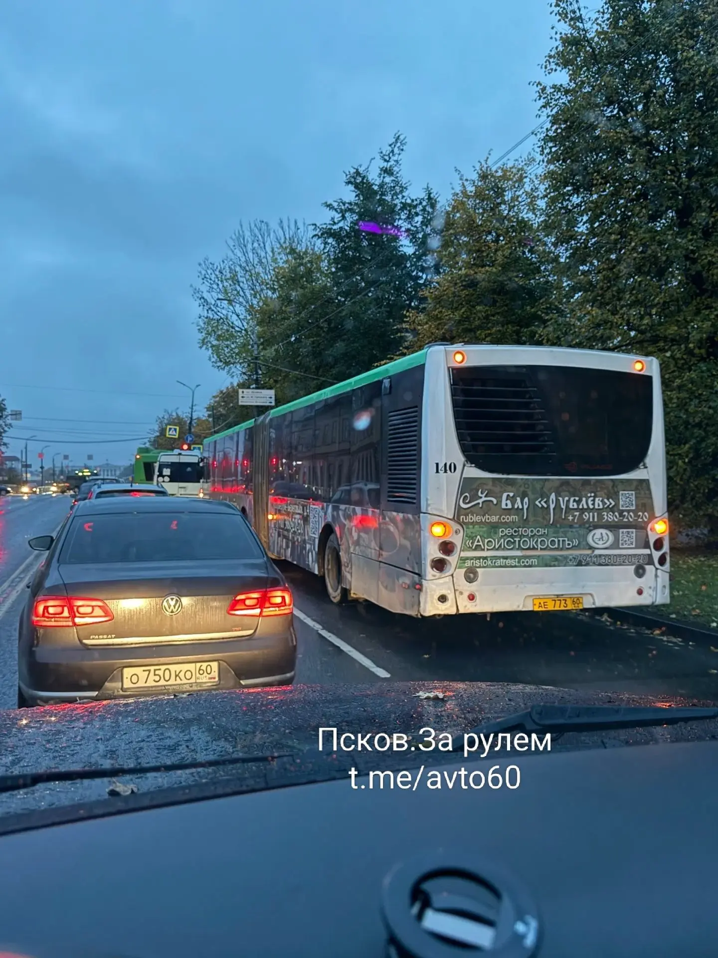 В сторону Ленина на 4х углах автобус в правой полосе сломался. Актуально на 7.28