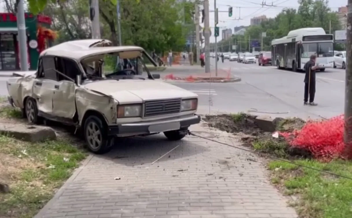 Два человека пострадали в ДТП с автобусом №65 и легковушкой на Нагибина в Ростове

Утром 14 июня в Р