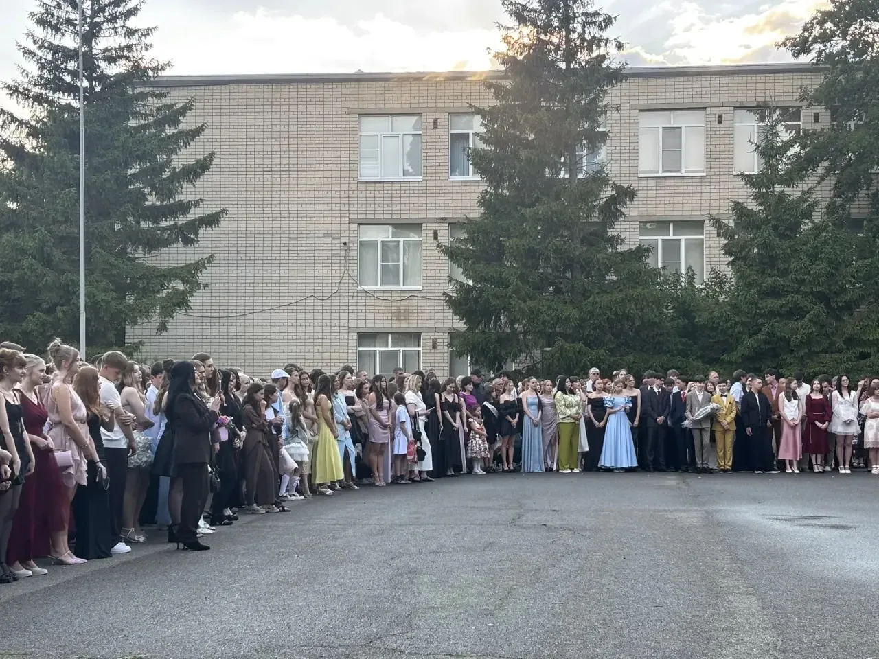 Мы закрыли важную главу нашей жизни. 🎓

9 лет пролетели как один миг. Казалось, совсем недавно мы р