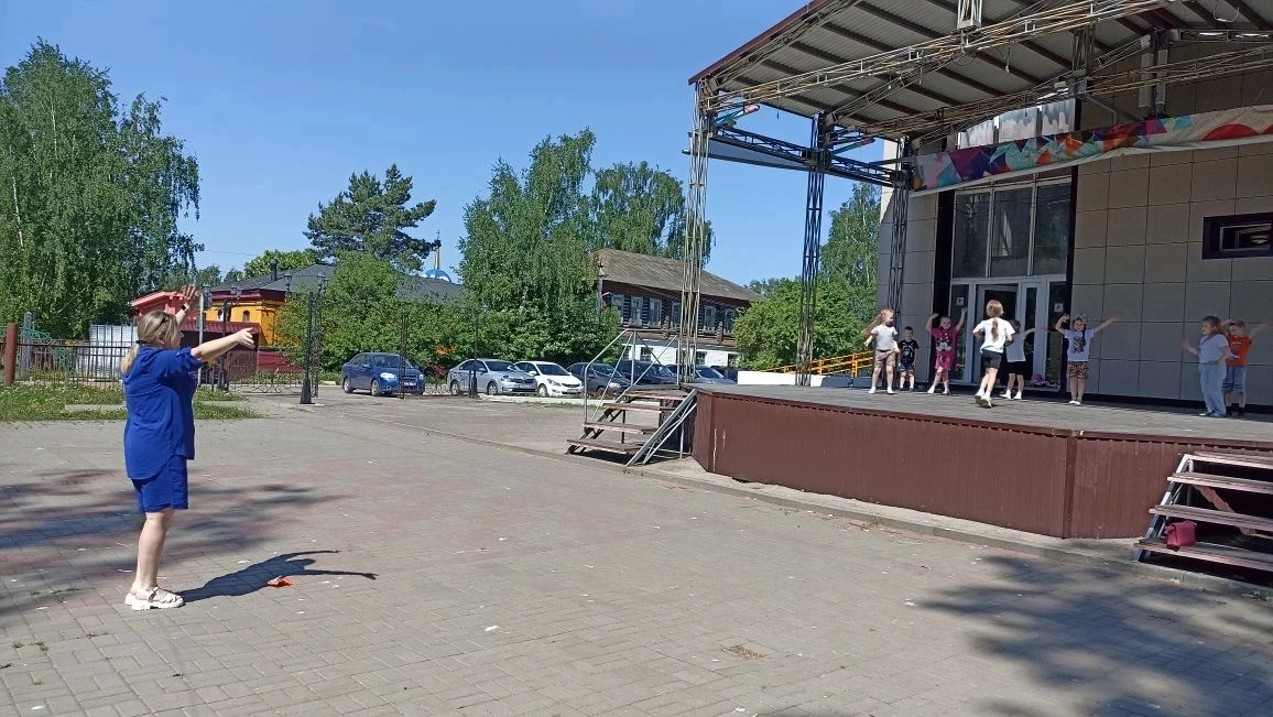 Ребята из подготовительной группы детского сада ,впервые репетировали выученный танец н...