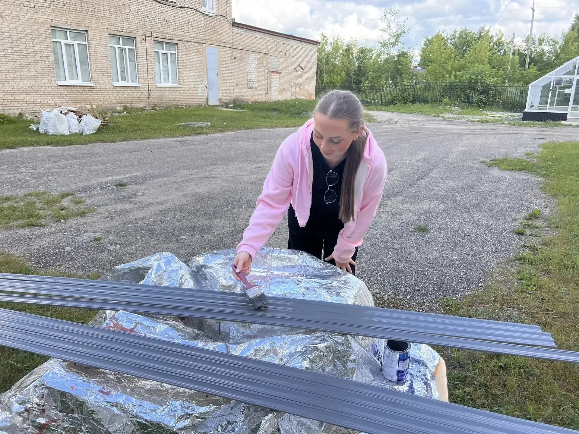 🔶Трудовая бригада «Творцы порядка» продолжает трудиться на благо школы! 
Ребята с большим старанием