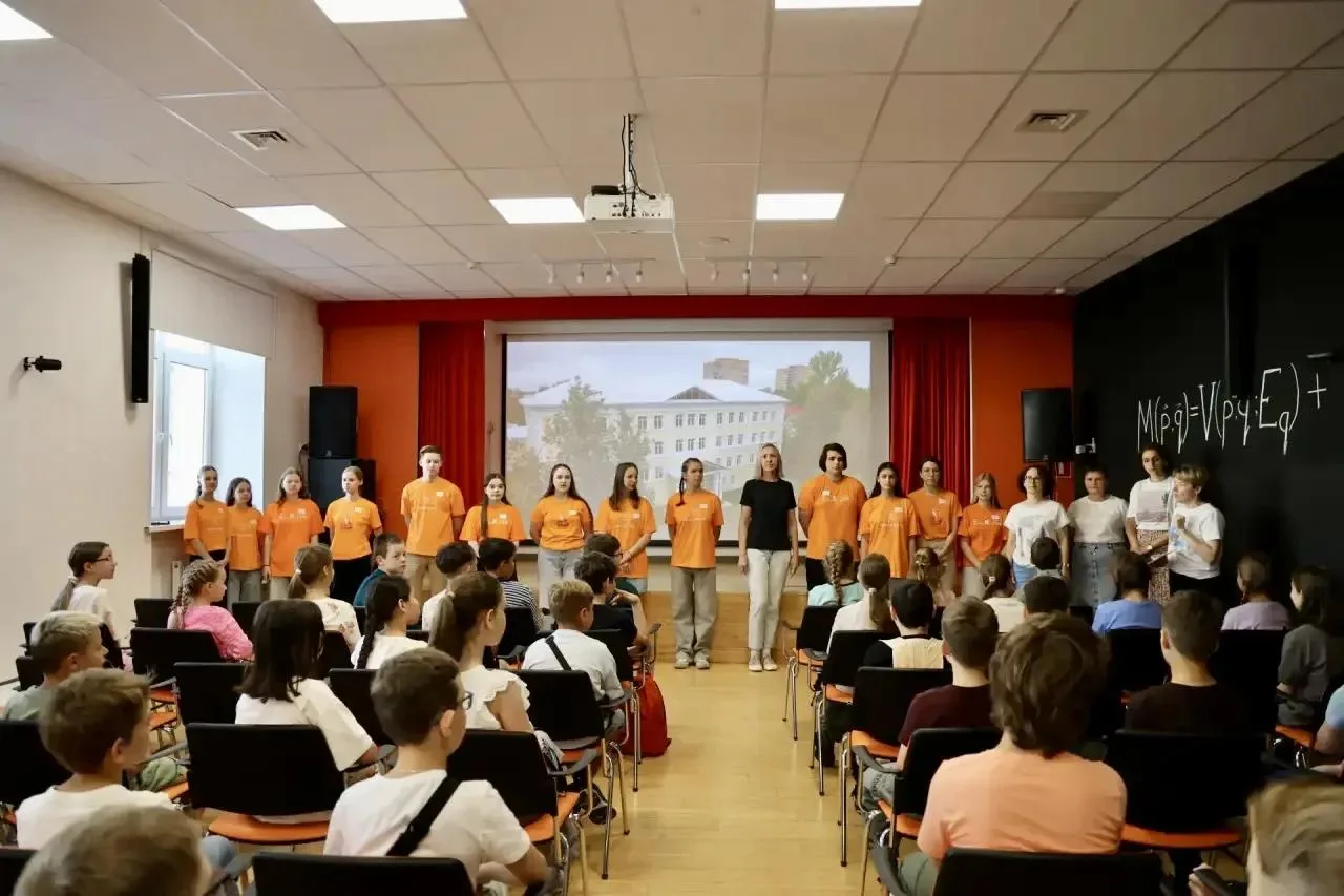 В лицее стартовала уже традиционная летняя школа для пятиклассников! Ребят поделили на отряды и позн