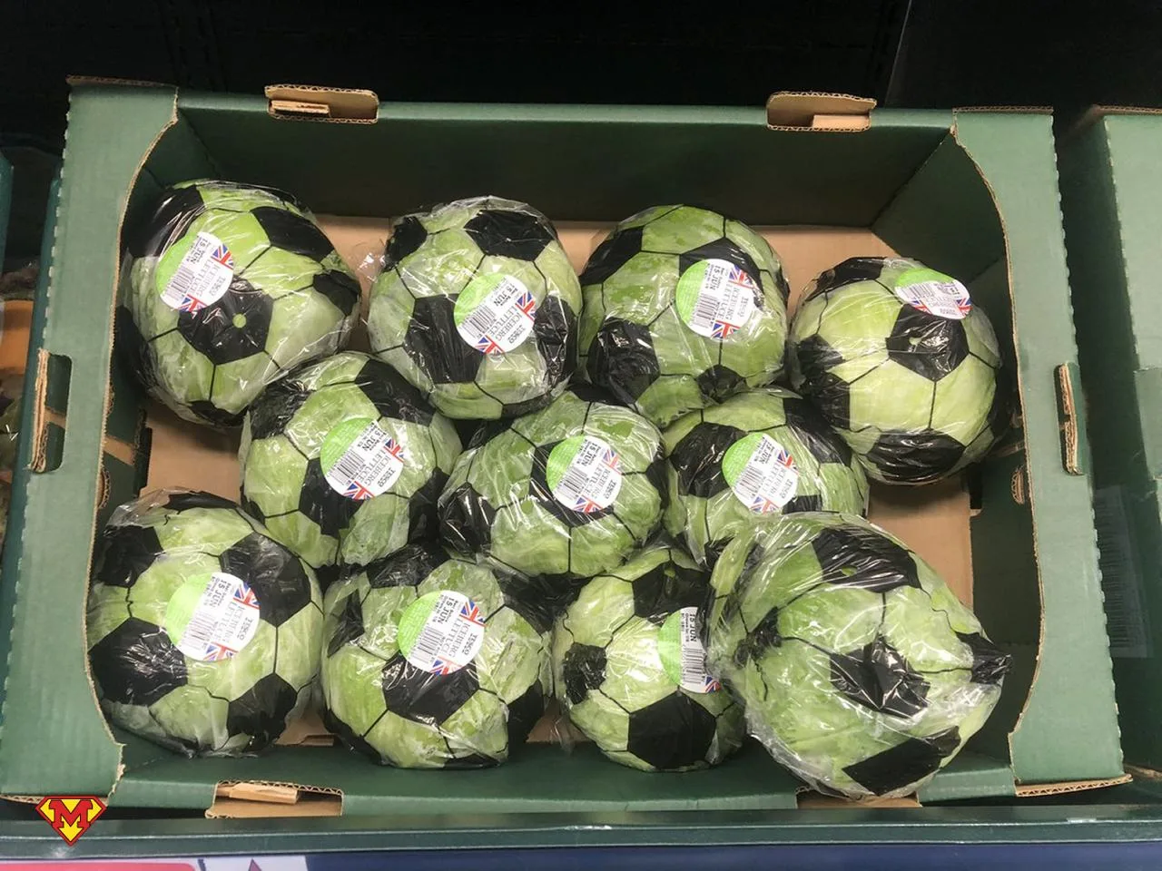 Футбольная лихорадка добралась до овощного отдела

Магазин Tesco сделал упаковку для салата айсберг 