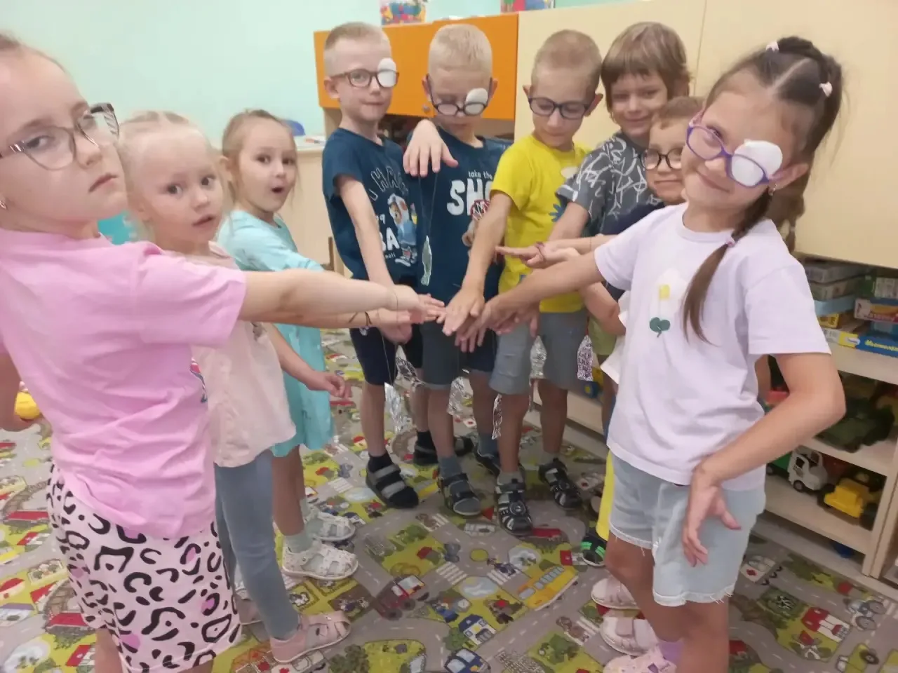 «Непоседы» сделали рыбки-талисманы 🐟 из картона и фольги, украсили фломастерами. Каждый вложил част