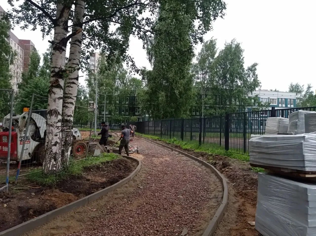 Продолжаются работы по комплексному благоустройству по адресам: пр. Королева д 32 корп. 2, Комендант