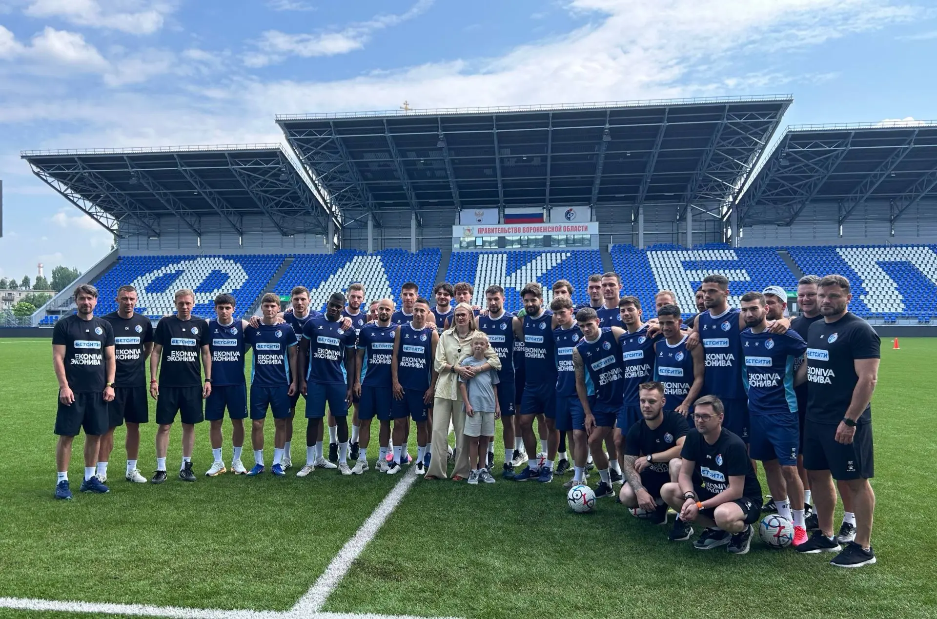Сегодня перед тренировкой «Факела» с командой встретился Роберт, у которого есть определённые особен