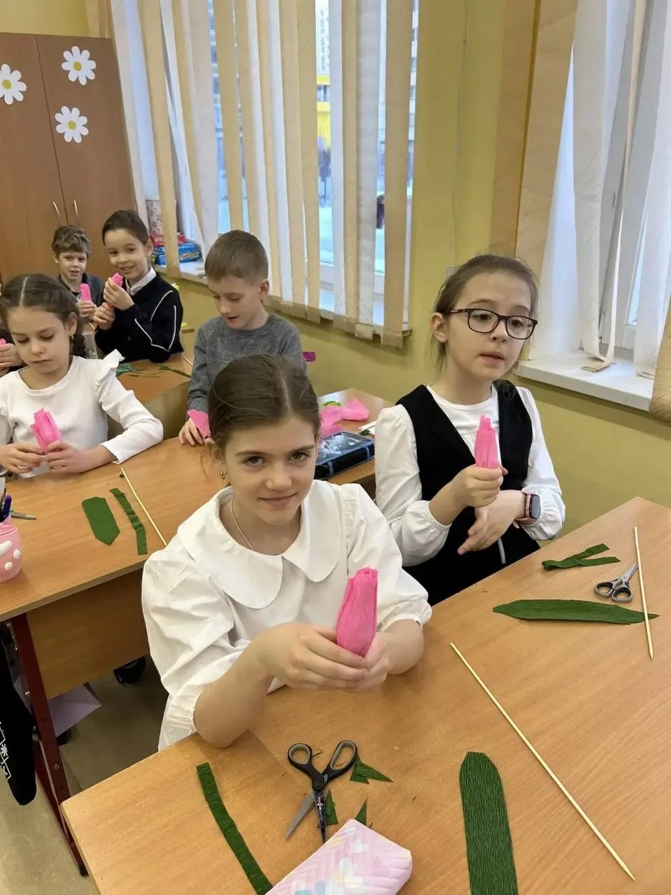 Мастер‑класс: тюльпаны с сюрпризом! 🎉  Во 2б классе царила атмосфера творчества и радости: Авдеева О