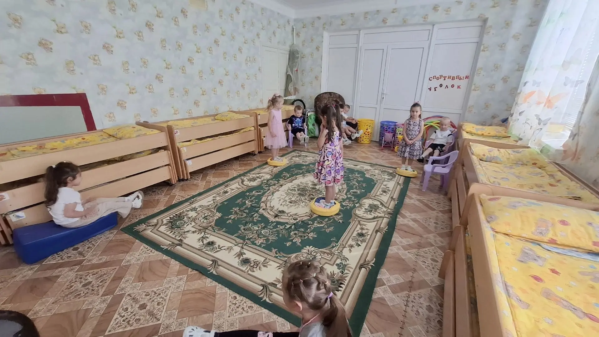 Игра «Пол — это лава» учит детей ловкости, координации движений и быстрому мышлению. По...