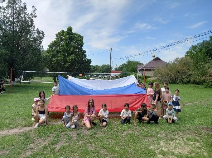 11 июня  в нашем летнем лагере отметили День России. День начался с торжественной линейки. Дети собр