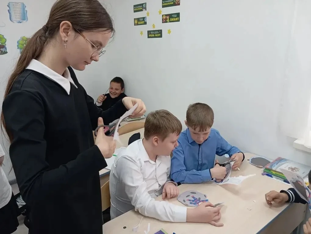 🚀 Космос не терпит пустоты, а наша школа — бездействия! 🌟 Знаете, что сближает первоклашек и старшек