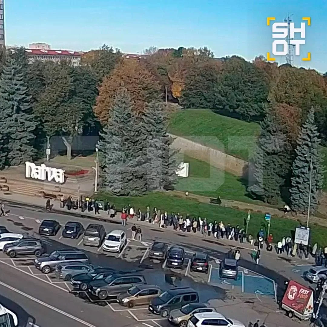 🇪🇪🇷🇺 Эстонские пограничники оставили десятки людей ночевать на мосту между Ивангоро...