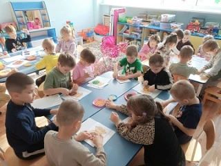 Сегодня мы создавали необычную аппликацию из пластилина, семечек и разных круп. Ребята ...
