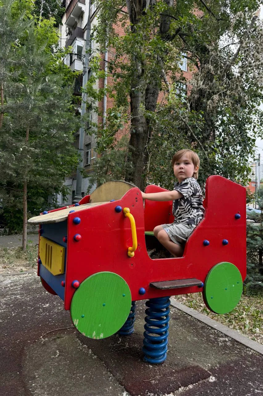 Не можем пройти мимо машины, а эта ещё и качается! Практически симулятор настоящего вождения. 

Сего