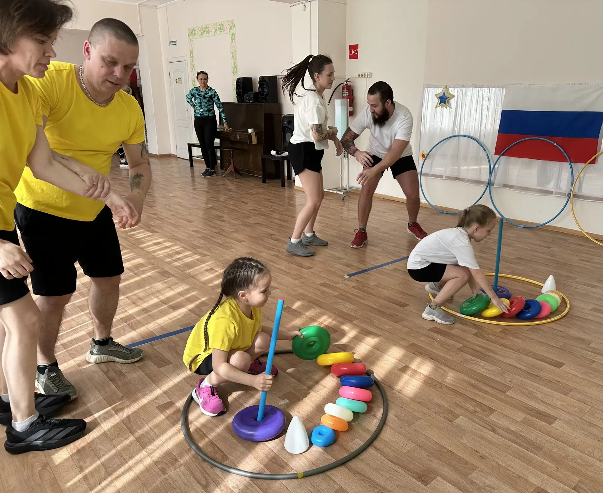 8 апреля воспитанники 2 и 3 корпуса #tltschool26 Комарова Диана и Сушкова Алиса   вместе с родителям